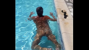 Preview 4 of Aida And Bianca - Montrer son petit cul dans la piscine un plug dans son petit trou
