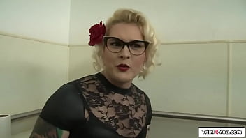 Preview 1 of Qatarian Princess Having Orgy - Tgirl4You.com - Trans Isabella Sorrenti anal fucks guy in gloryhole