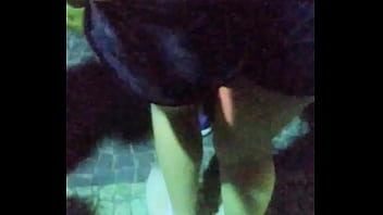 Preview 1 of Blu Ivy - novinha mostrando a bunda durante festa