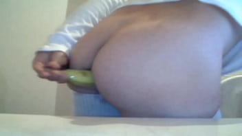 Preview 3 of Sex Taes - Cuzinho guloso engolindo uma banana