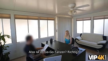 Preview 1 of Jordi El Nino Pello - VIP4K. Blondine mag die Idee des Kreditgebers,  Kredite f&uuml_r Pussy-Nageln zu genehmigen