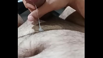 Preview 1 of Fisting And Pee - Gordinho enchendo a barriga de porra