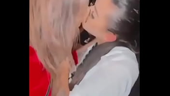 Preview 1 of List Small Lesbo - novinha hetero se apaixonando pela l&eacute_sbica durante o beijo