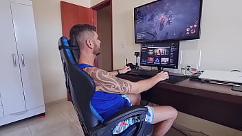 Preview 1 of Mothir And Soon - Minha namorada me fez perder no jogo,  me seduzindo com sua grande bunda !