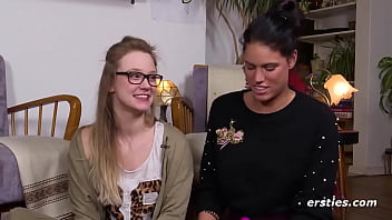 Preview 3 of Having Sexs In Public - Ersties: 22-j&auml_hrige Deutsche macht was Hei&szlig_es mit Freundin zusammen