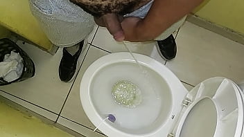 Preview 3 of Muslim Plumber Sexcom - Mais uma mijada no trabalho