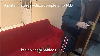 Preview 1 of Saxci Videos Hd - Chegou cansado na casa da amiga pediu um banho!