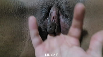Preview 2 of Mom Hin Boy - A esposa dele saiu pra comprar p&atilde_o e ele veio chupar minha buceta greluda com o dedinho no meu cuzinho! (Lil Cat1 e Rennan Luna)