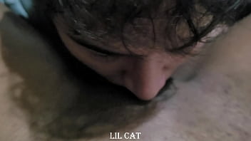 Preview 1 of Mom Hin Boy - A esposa dele saiu pra comprar p&atilde_o e ele veio chupar minha buceta greluda com o dedinho no meu cuzinho! (Lil Cat1 e Rennan Luna)