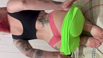 Preview 1 of Lesbian Eat Clit - CAMILA VEGAS SAFADA em V&Iacute_DEO SOLO com P&Eacute_S LINDOS,  FALA PUTARIA e MOSTRA O CU &ndash_ FOOT FETISH EXPLOSIVO!