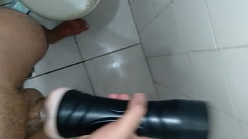 Preview 1 of Xxx Zofilia - Masturbando com consolo at&eacute_ mijar e gozar