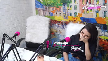 Preview 1 of Gay Sex Papa - Flavia Oliver faz sexo oral em Natasha Steffens durante as grava&ccedil_&otilde_es do California Podcast