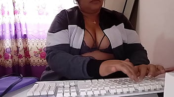 Preview 1 of Ciplaklar Kampi Porn - Soy el empleado de mi madrastra y cada vez que anda enojada me pone a trabajar desnudos y termino follandomela en la oficina mientras los empleados casi nos pillan
