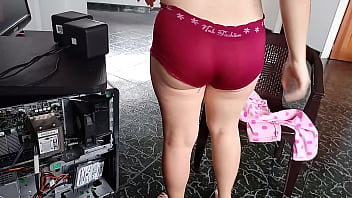Preview 4 of Shops S - AY S&Iacute_! LLENAME EL CULO!!! Le follo el culo  mientras esta en la computadora jugando y se pone toda arrecha pidiendo que le llene su gran CULO de leche... anal real