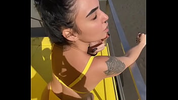 Preview 4 of Red Teop - Mira como se mueve en la playa,  calentando a los ba&ntilde_istas #kodabratz