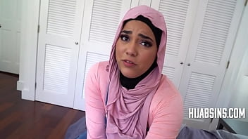 Preview 2 of Telung Anty Sex - Chubby Girl In Hijab Offers Her Virginity On A Platter - POV