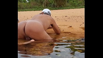 Preview 1 of Broyghter Mom - Ladysilva gay latina na praia querendo uma pau na sua bunda gostosa de marquinha sexy