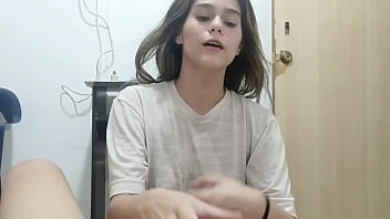 Preview 3 of Skem Nat - Ayudo a mi peque&ntilde_a hermanastra con sus clases de aer&oacute_bicos y termino follandola bien rico y duro.