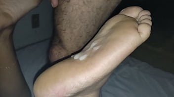 Preview 3 of Teen White Blacked - Gozada no pezinho da minha esposa