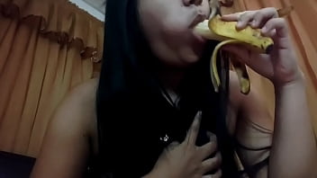 Preview 3 of Mahi Khalifa 1video Sex - mamando una banana y me la trago si hace falta