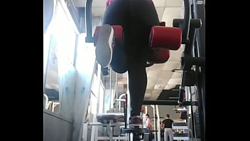 Preview 2 of Mommi And Girl - Gordita con un culazo en el gym
