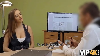 Preview 1 of Mom Sonvsex - VIP4K. La donna si &egrave_ tolta le mutandine per mostrare al prestatore dove inserire il suo cazzo
