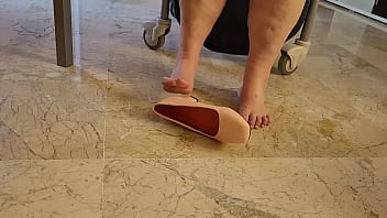 Preview 2 of Arrimon Piscinaxx - Coolmarina. Gorda madura con pies cansados se toma una cervecita y pasan cosas con la lata