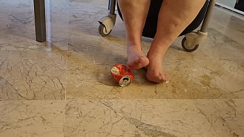 Preview 3 of Arrimon Piscinaxx - Coolmarina. Gorda madura con pies cansados se toma una cervecita y pasan cosas con la lata