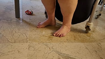 Preview 4 of Arrimon Piscinaxx - Coolmarina. Gorda madura con pies cansados se toma una cervecita y pasan cosas con la lata