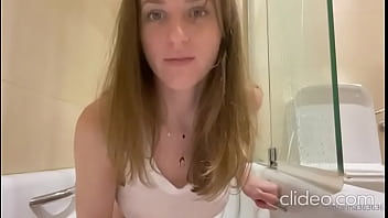 Preview 2 of Ania Laza Girl Xxx - mi vecina dando consejos bathroom