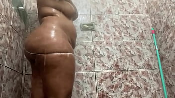 Preview 1 of Btw Mama Xxx - Rebolando no banho para meus f&atilde_s! Assista completo no Red