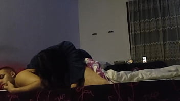 Preview 2 of Hotel Mom Son Share Bed - Acordei ele com bastante carinho no pinto
