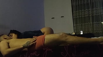 Preview 3 of Hotel Mom Son Share Bed - Acordei ele com bastante carinho no pinto