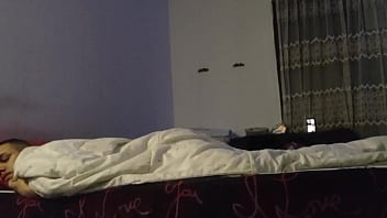 Preview 1 of Hotel Mom Son Share Bed - Acordei ele com bastante carinho no pinto