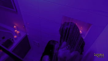 Preview 2 of Indean Bad Rom Xxx V - Valen y Danyla se dan una ducha de placer