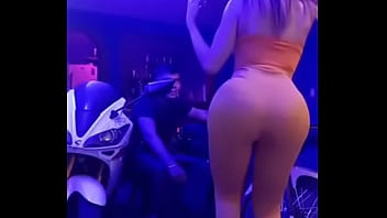 Preview 1 of Grils Dogs Sex - ESTE CHICO VIENE A VISITAR A MI CASA DE NOCHE PORQUE DICE QUE LE GUSTO DEMASIADO Y QUIERE TENER SEXO CONMIGO
