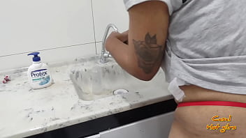 Preview 2 of Incestvidz Famili - Dona de casa safadinha lavando lou&ccedil_a e levando rola