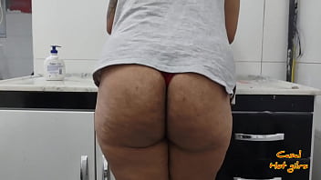 Preview 1 of Incestvidz Famili - Dona de casa safadinha lavando lou&ccedil_a e levando rola