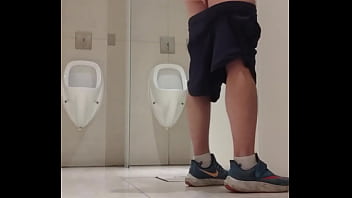 Preview 2 of Xxxxvdeo - FUDENDO NO BANHEIR&Atilde_O DO SHOPPING AT&Eacute_ LEITAR (COMPLETO NO RED)