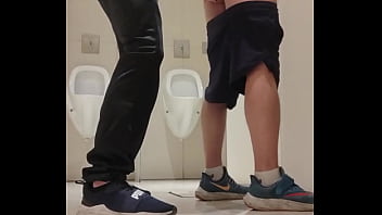 Preview 3 of Xxxxvdeo - FUDENDO NO BANHEIR&Atilde_O DO SHOPPING AT&Eacute_ LEITAR (COMPLETO NO RED)