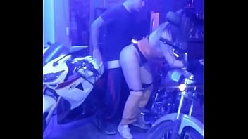 Preview 2 of Asian Girls And Black Men - MECANICO TENIENDO SEXO POR PRIMERA VEZ CON ESTA HERMOSA CHICA QUE SABE COMO COMPLACER A UN HOMBRE