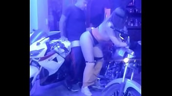Preview 1 of Asian Girls And Black Men - MECANICO TENIENDO SEXO POR PRIMERA VEZ CON ESTA HERMOSA CHICA QUE SABE COMO COMPLACER A UN HOMBRE