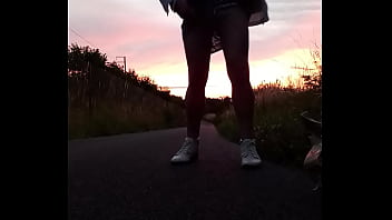 Preview 1 of Scarlet Johnsson Porn - Onderweg bij een wandeling plassen