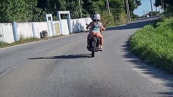 Preview 3 of Fuk Even - Rabuda gostosa na moto mostrando a sua bunda na rua.