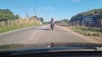 Preview 1 of Fuk Even - Rabuda gostosa na moto mostrando a sua bunda na rua.