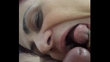Preview 2 of Del Band Xxnx 15 Sal Ki Gral - Coroa safada goza pela buceta. Enquanto corno marido fica olhando a buceta dela pisca.