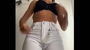 Preview 2 of Kushray Sex - Esposa da bunda grande experimenta cal&ccedil_as jeans no provador do shopping - Esposa heyya