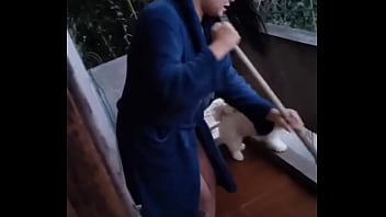 Preview 1 of Fuck Camel Teo - Acordei com a neura da limpeza limpando tudo e quando ele se aproximou de mim me deu um calor