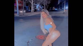 Preview 3 of Wite Big Gril Xxx - Mamacita ofreciendo el culo en la calle