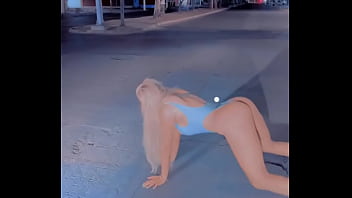 Preview 1 of Wite Big Gril Xxx - Mamacita ofreciendo el culo en la calle